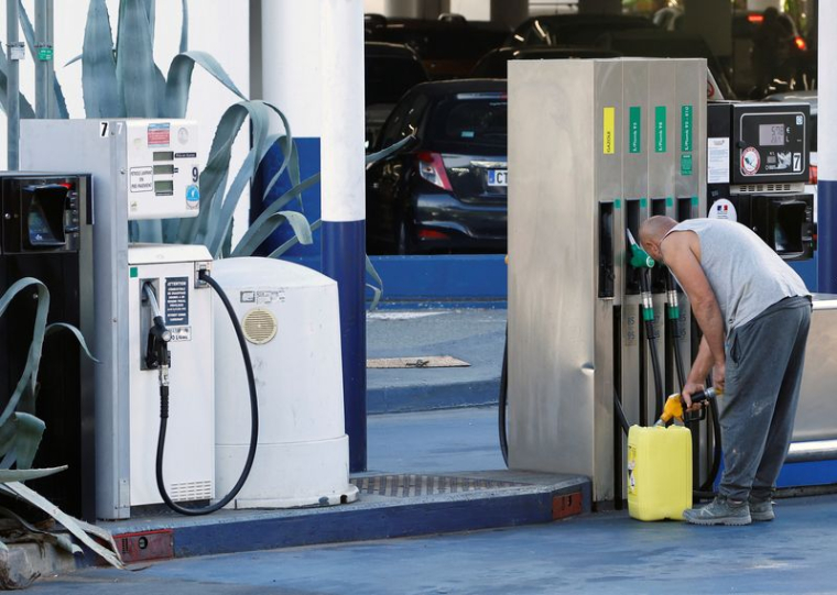 Un homme dans une station-service de Nice