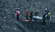 Des experts médico-légaux et des membres de la Croix-Rouge transportent un corps sur la pyramide de la Lune, sur le site archéologique de Teotihuacan, après une fusillade survenue à Teotihuacan, dans l'Etat de Mexico, le 20 avril 2026 ( AFP / YURI CORTEZ )