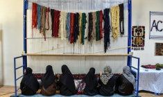 Des femmes travaillent dans une fabrique de tapis du district de Nahr-e-Shahi, dans la province de Balkh, le 6 juillet 2026 en Afghanistan ( AFP / Atif ARYAN )