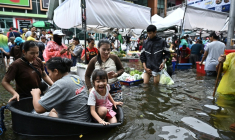 Des clients au marché de Bang Kapi, Bangkok, le 28 septembre 2026 ( AFP / Lillian SUWANRUMPHA )