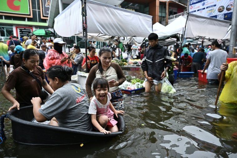Des clients au marché de Bang Kapi, Bangkok, le 28 septembre 2026 ( AFP / Lillian SUWANRUMPHA )