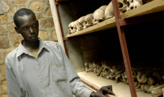 Théogène Ruzindana survivant du génocide et gardien du Mémorial du génocide, à Kibeho dans le sud du Rwanda le 6 juillet 2006 ( AFP / GIANLUIGI GUERCIA )