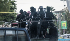 Des hommes armés masqués sans insigne visible circulent en camion à Stone Town au lendemain du scrutin présidentiel contesté en Tanzanie le 30 octobre 2025 ( AFP / MARCO LONGARI )