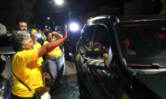 Des soutiens de Flavio Bolsonaro fêtent le résulat de leur candidat au premier tour de la présidentielle à Brasilia, au Brésil, le 4 octobre 2026 ( AFP / Sergio LIMA )