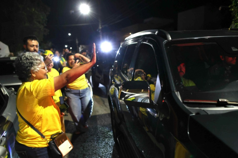 Des soutiens de Flavio Bolsonaro fêtent le résulat de leur candidat au premier tour de la présidentielle à Brasilia, au Brésil, le 4 octobre 2026 ( AFP / Sergio LIMA )