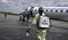 Des équipes de désinfection accueillent les passagers d'un avion de l'ONU sur le tarmac de l'aéroport de Bunia, en République démocratique du Congo, le 3 juin 2026, en pleine épidémie d'Ebola ( AFP / GLODY MURHABAZI )