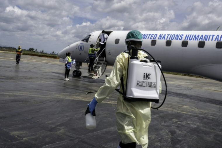 Un agent sanitaire se dirige vers un avion des Nations unies le 3 juin 2026 à l'aéroport de Bunia, dans l'est de la République démocratique du Congo ( AFP / GLODY MURHABAZI )