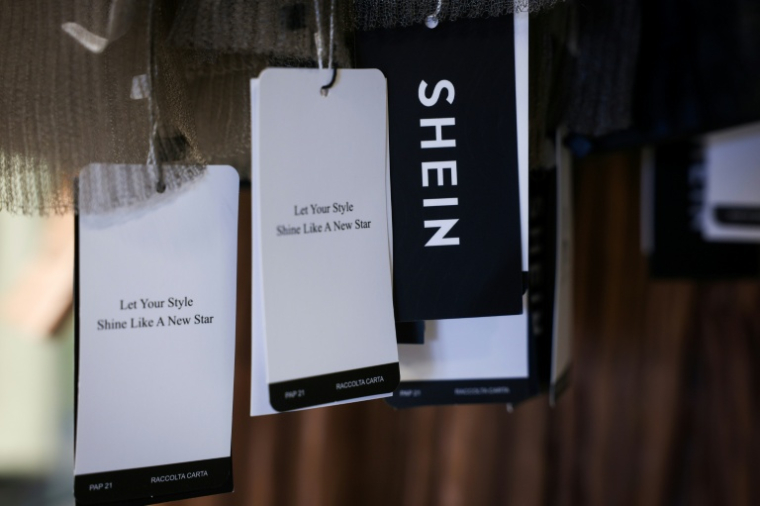 Des étiquettes de la plateforme asiatique Shein accrochées à des vêtements vendus au BHV Marais, le 19  mars 2026, à Paris   ( AFP / Charlotte SIEMON )