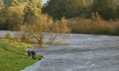 La rivière Eden en crue à Carlisle, dans le nord-ouest de l’Angleterre, le 25 octobre 2026, tandis que la tempête Boelo apporte de forts vents et de fortes pluies sur une grande partie du nord de l’Angleterre ( AFP / ANDY BUCHANAN )