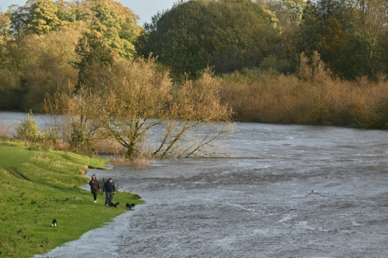La rivière Eden en crue à Carlisle, dans le nord-ouest de l’Angleterre, le 25 octobre 2026, tandis que la tempête Boelo apporte de forts vents et de fortes pluies sur une grande partie du nord de l’Angleterre ( AFP / ANDY BUCHANAN )