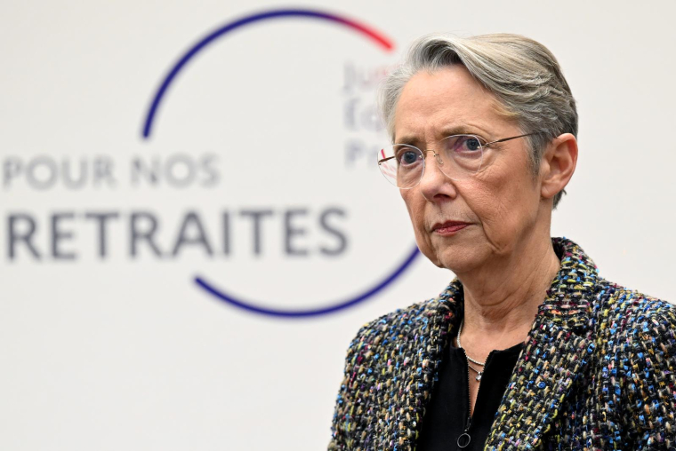 Alors que la CGT Pétrole appelle à la grève, la Première ministre Élisabeth Borne demande aux syndicats de ne pas "pénaliser les Français". ( POOL / Bertrand GUAY )
