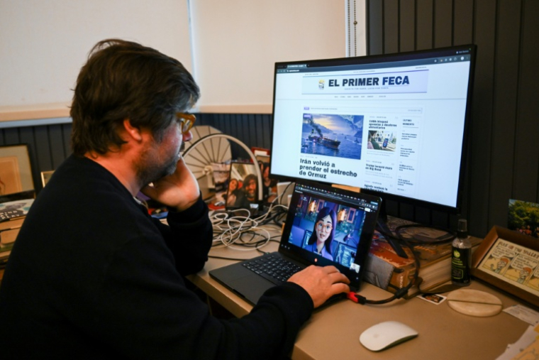 Santiago Siri, créateur d'"El Primer Feca", un média argentin réalisé avec l'intelligence artificielle, lors d'un entretien avec l'AFP à Buenos Aires, le 18 septembre 2026 ( AFP / Luis ROBAYO )