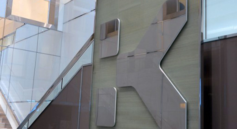 Le logo de Klépierre, dans un des centres commerciaux du groupe. (© E. Piermont / AFP)