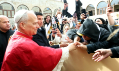Cette photo fournie par la présidence libanaise montre le pape Léon XIV salué par des fidèles lors de sa visite sur la tombe de Saint Charbel Makhlouf dans un monastère d'Annaya, au nord de Beyrouth, le 1er décembre 2025 ( Lebanese Presidency / Handout )