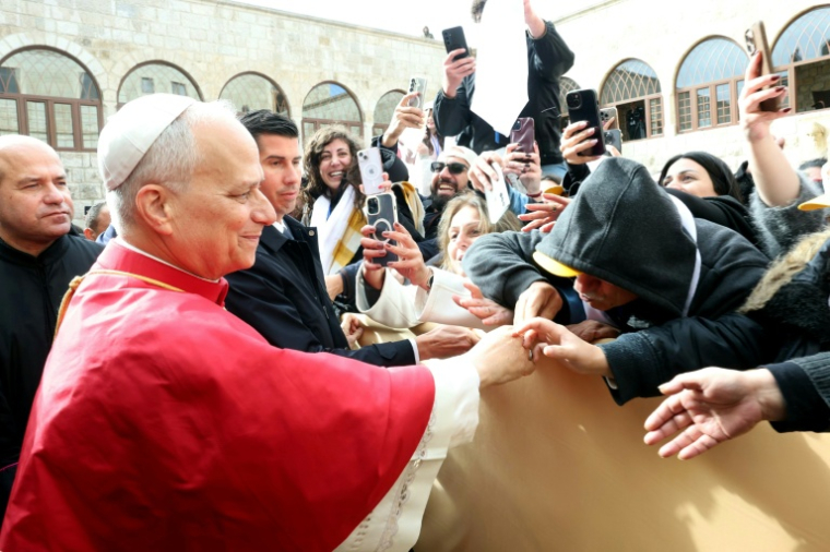 Cette photo fournie par la présidence libanaise montre le pape Léon XIV salué par des fidèles lors de sa visite sur la tombe de Saint Charbel Makhlouf dans un monastère d'Annaya, au nord de Beyrouth, le 1er décembre 2025 ( Lebanese Presidency / Handout )