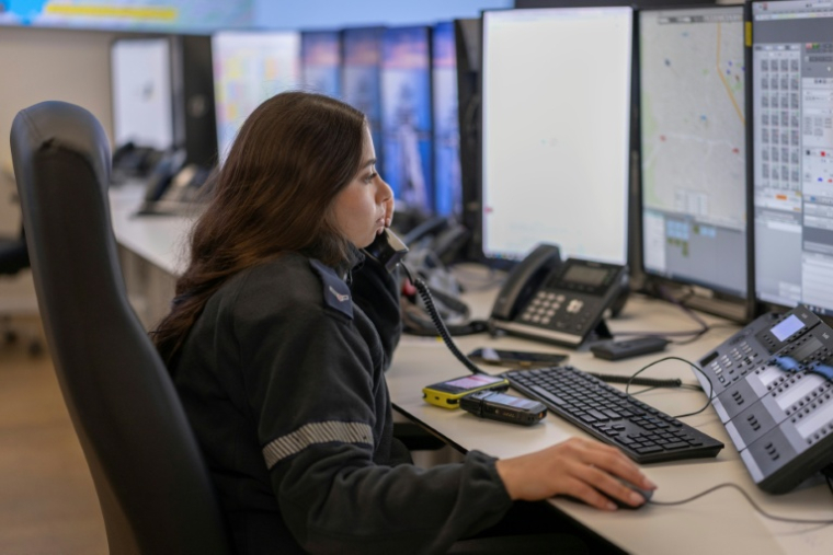 Une secouriste du Magen David Adom, l'équivalent israélien de la Croix-Rouge, répond au téléphone au centre de répartition national, le 5 mars 2026 à Ramla, en Israël ( AFP / Ilia YEFIMOVICH )