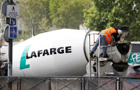 Un camion de Lafarge à Paris