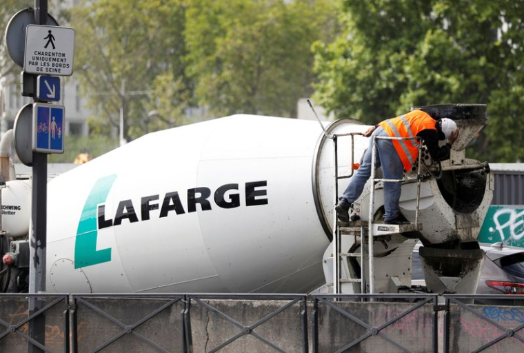 Un camion de Lafarge à Paris