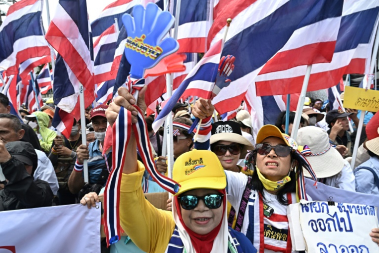 Des manifestants demandent la démission de la Première ministre thaïlandaise Paetongtarn Shinawatra, le 19 juin 2025 à Bangkok ( AFP / Lillian SUWANRUMPHA )