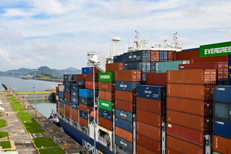 Le porte-conteneurs CMA CGM Arctic, battant pavillon maltais, passe par les écluses de Cocoli dans le canal de Panama, le 3 septembre 2026 ( AFP / MARTIN BERNETTI )