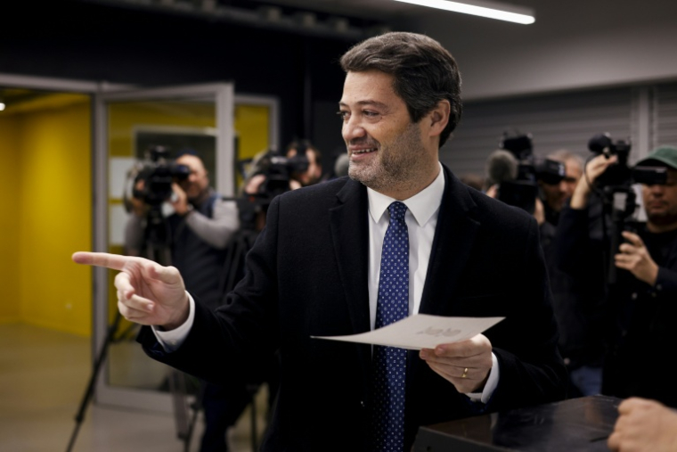 André Ventura, leader du parti d'extrême droite Chega (Assez), vote pour le second tour de l'élection présidentielle portugaise à Lisbonne, le 8 février 2026 ( AFP / FILIPE AMORIM )