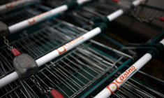 Un logo du groupe français Casino sur un chariot à l'extérieur d'un supermarché à Nantes