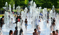 Des enfants se rafraîchissent dans les jets d'eau d'une fontaine à Reims, dans le nord-est de la France, le 1er juillet 2025 ( AFP / FRANCOIS NASCIMBENI )