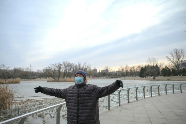 Un homme fait de l'exercice au parc Chaoyang à Pékin, le 5 février 2026  ( AFP / Pedro PARDO )