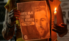 Un portrait du défunt prisonnier politique vénézuélien Victor Quero Navas lors d'un rassemblement devant la prison El Rodeo I à Guatire, dans l'État de Miranda, au Venezuela, le 10 mai 2026 ( AFP / Juan BARRETO )