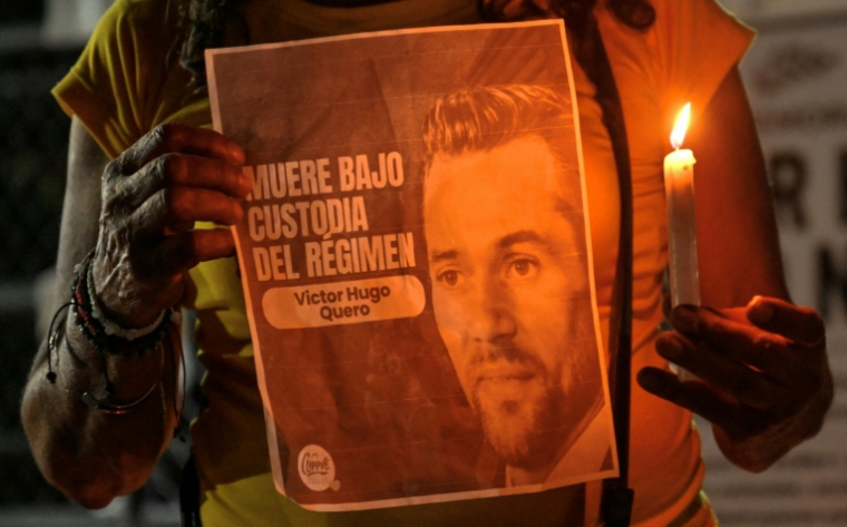Un portrait du défunt prisonnier politique vénézuélien Victor Quero Navas lors d'un rassemblement devant la prison El Rodeo I à Guatire, dans l'État de Miranda, au Venezuela, le 10 mai 2026 ( AFP / Juan BARRETO )