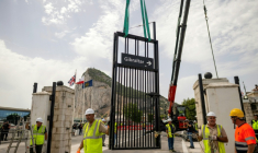 Des ouvriers démontent la clôture frontalière entre l'Espagne et le territoire britannique de Gibraltar, au poste-frontière de La Línea de la Concepción, le 15 juillet 2026 dans le sud de l'Espagne ( AFP / JORGE GUERRERO )