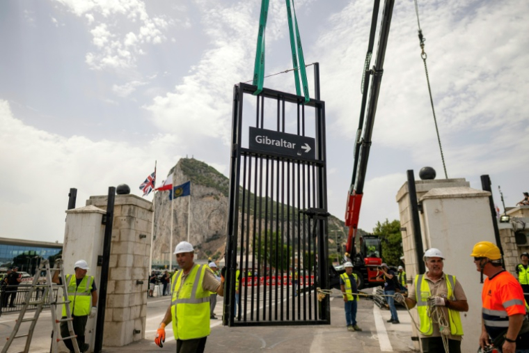 Des ouvriers démontent la clôture frontalière entre l'Espagne et le territoire britannique de Gibraltar, au poste-frontière de La Línea de la Concepción, le 15 juillet 2026 dans le sud de l'Espagne ( AFP / JORGE GUERRERO )