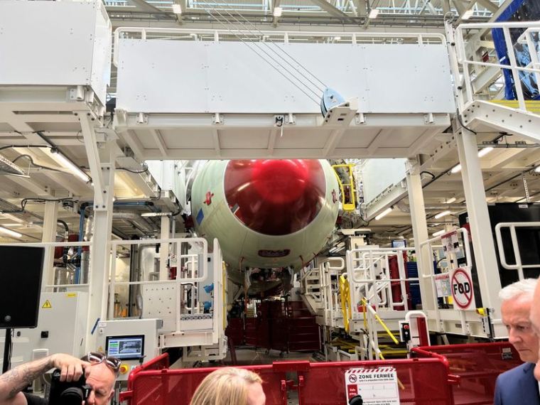 Photo de l'inaguration d'une nouvelle chaîne d'assemblage pour son avion de ligne A321neo à Toulouse