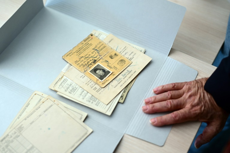 L'Allemand Abraham Ben découvre les documents de sa mère dans les archives de Bad Arolsen, le 5 mars 2025 en Allemagne ( AFP / Ina FASSBENDER )