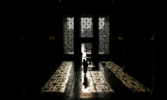 Le parquet de Lyon a annoncé samedi à l'AFP le décès de Quentin, un étudiant de 23 ans qui était hospitalisé depuis jeudi à Lyon dans un état grave, après une violente agression en marge d'une conférence de l'eurodéputée LFI Rima Hassan ( AFP / JEFF PACHOUD )