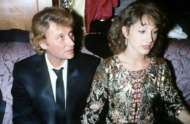 L'actrice française Nathalie Baye (D), à côté du chanteur Johnny Hallyday lors de la 8e cérémonie des César, le 26 février 1983 à Paris ( AFP / PHILIPPE WOJAZER )