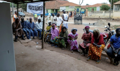Des électeurs font la queue devant un bureau de vote à Gabu (Guinée-Bissau), le 23 novembre 2025 ( AFP / Patrick MEINHARDT )