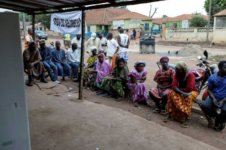 Des électeurs font la queue devant un bureau de vote à Gabu (Guinée-Bissau), le 23 novembre 2025 ( AFP / Patrick MEINHARDT )