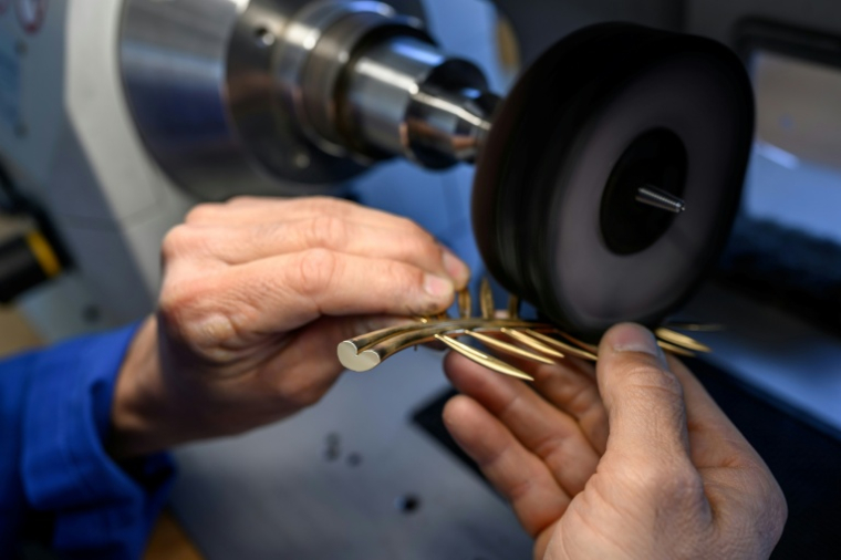 Un artisan procède au meulage d'une Palme d'or, le 21 avril 2026, dans un atelier de la maison Chopard à Meyrin, près de Genève  ( AFP / Fabrice COFFRINI )