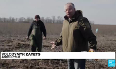 Ukraine : malgré le danger, les agriculteurs travaillent leurs champs minés