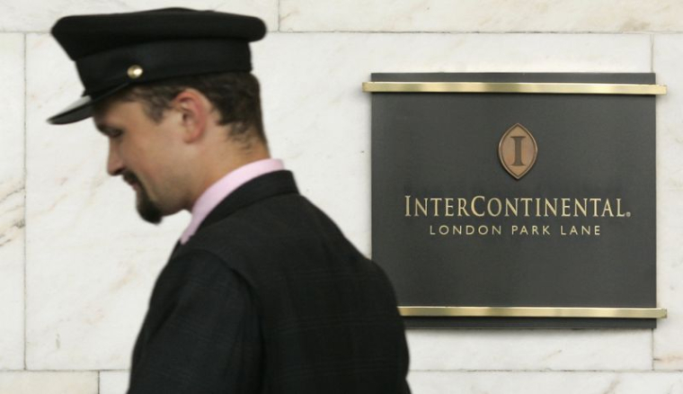 Un portier devant un panneau de l'hôtel InterContinental Park Lane à Londres