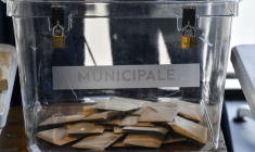 Malgré la succession des crises depuis le début de leur mandat en 2020, près de six maires sur 10 envisagent de se représenter en 2026 ( AFP / PHILIPPE DESMAZES )