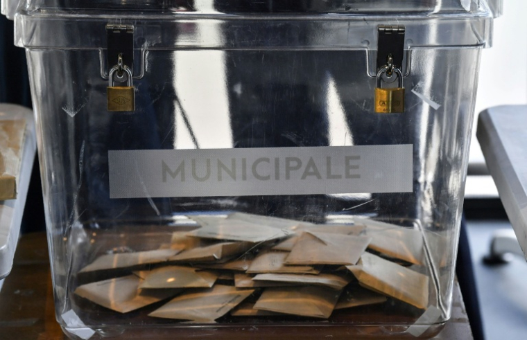 Malgré la succession des crises depuis le début de leur mandat en 2020, près de six maires sur 10 envisagent de se représenter en 2026 ( AFP / PHILIPPE DESMAZES )