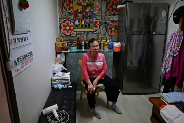 Song Oh-soon, diseuse de bonne aventure aveugle, dans son petit cabinet du "village des voyants de Mia-ri", à Séoul, le 29 juillet 2026 en Corée du Sud ( AFP / GREG BAKER )