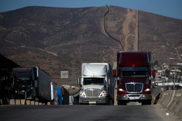 Des camions patientent avant de traverser la frontière avec les Etats-Unis, le 31 juillet 2025 à Tijuana au Mexique ( AFP / Guillermo Arias )