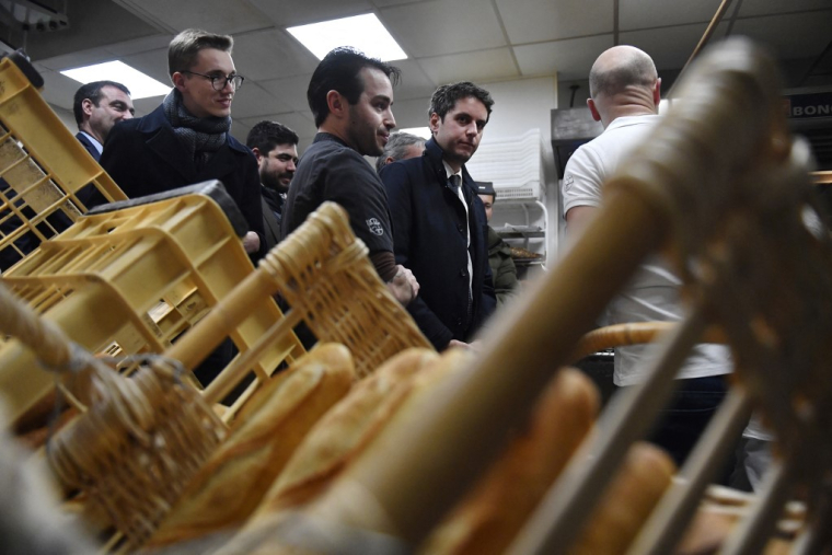Le ministre des Comptes publics Gabriel Attal, le 1er décembre 2022 dans une boulangerie de Brou, près de Chartres. ( AFP / JULIEN DE ROSA )