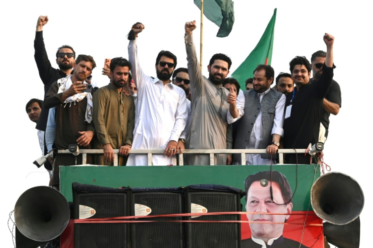 Le ministre en chef du Khyber Pakhtunkhwa, Sohail Afridi (centre), s'adresse à ses partisans lors d'une marche de soutien à Imran Khan organisée par le parti PTI dans le district de Khyber, dans la province pakistanaise du Khyber Pakhtunkhwa, le 7 octobre 2026 ( AFP / Abdul MAJEED )