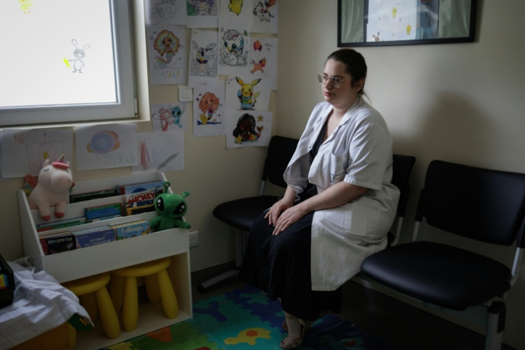 L'infirmière Céline Cazaux dans une salle de l'unité d'accueil pour enfants en danger (Uaped) installée dans le centre hospitalier sud francilien (CHSF) à Corbeil-Essonnes, près de Paris, le 30 juin 2026 ( AFP / Simon WOHLFAHRT )