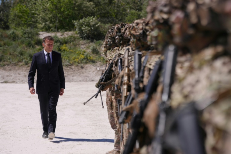 Le président Emmanuel Macron passe en revue les troupes lors de sa visite à l'exercice militaire Orion 2026 à Mailly-le-Camp, le 30 avril 2026 dans l'Aube ( POOL / Aurelien Morissard )