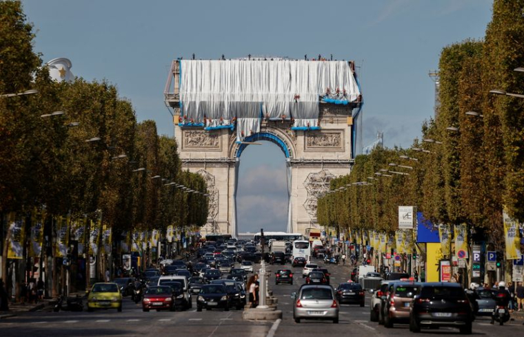 L'EMBALLAGE DE L'ARC DE TRIOMPHE, IMAGINÉ PAR CHRISTO, A COMMENCÉ